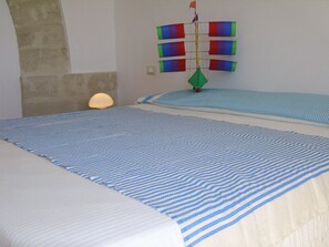 1 chambre, fer et planche à repasser, literie fournie