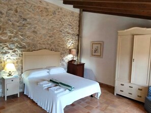 3 bedrooms, in-room safe, iron/ironing board, WiFi