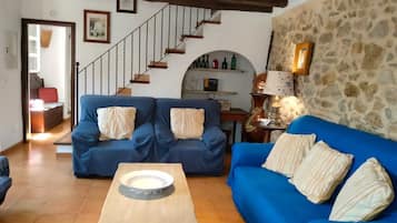 Fernseher, Kamin, DVD-Player, Tischfußball