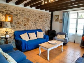 電視、壁爐、DVD 播放機、足球機