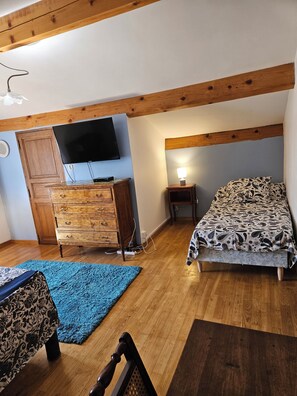 4 camere, una scrivania, ferro/asse da stiro, culla da viaggio