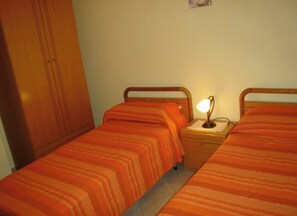 2 bedrooms, iron/ironing board, bed sheets