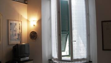 BĂŒgeleisen/BĂŒgelbrett, Reisekinderbett, kostenloses WLAN, BettwĂ€sche