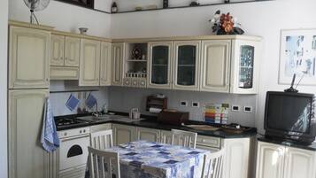 KĂŒhlschrank, Ofen, Herdplatte, Wasserkocher mit Kaffee-/Teezubehör