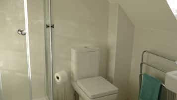 Baignoire, sèche-cheveux, bidet, serviettes fournies