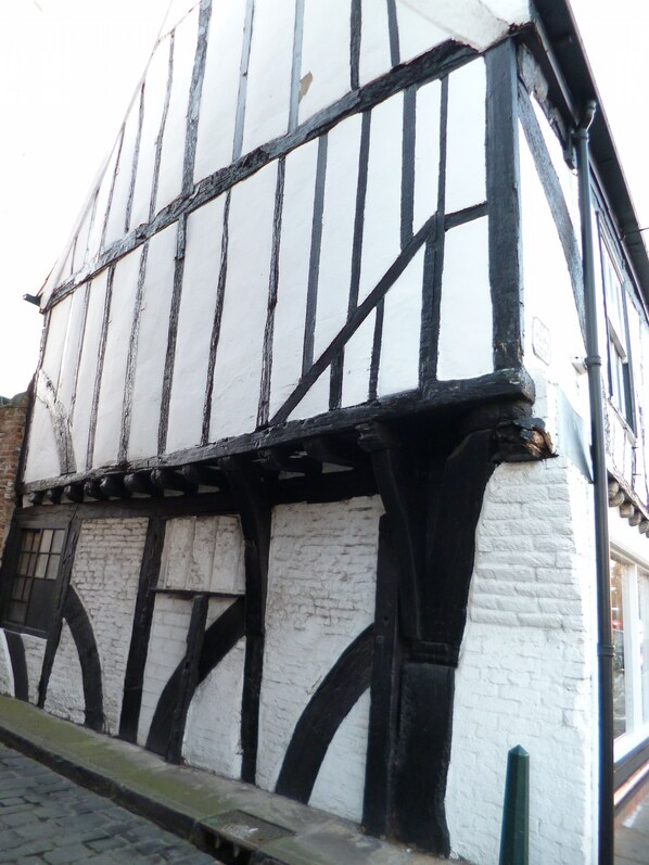 A traditional half-timbered building with exposed wooden beams and white plaster walls. - Modern Townhouse In The Heart Of Historic Beverley (Beverley)