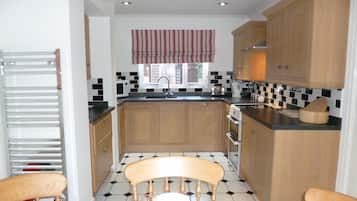 Private kitchen | Fridge, microwave, oven, stovetop