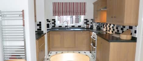 Private kitchen | Fridge, microwave, oven, stovetop