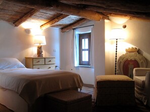 3 chambres, bureau, fer et planche à repasser, lits bébé
