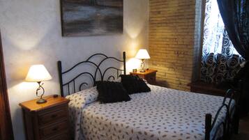 2 slaapkamers, een strijkplank/strijkijzer, reisbedje, gratis wifi
