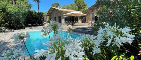 Una piscina al aire libre, una piscina climatizada