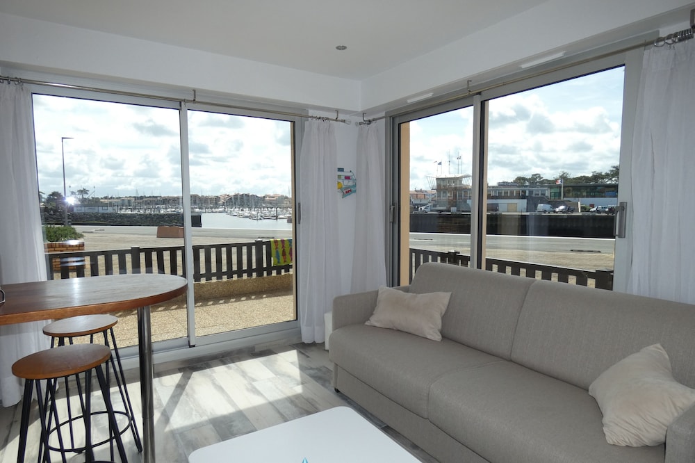 Beautiful renovated apartment, facing the Port