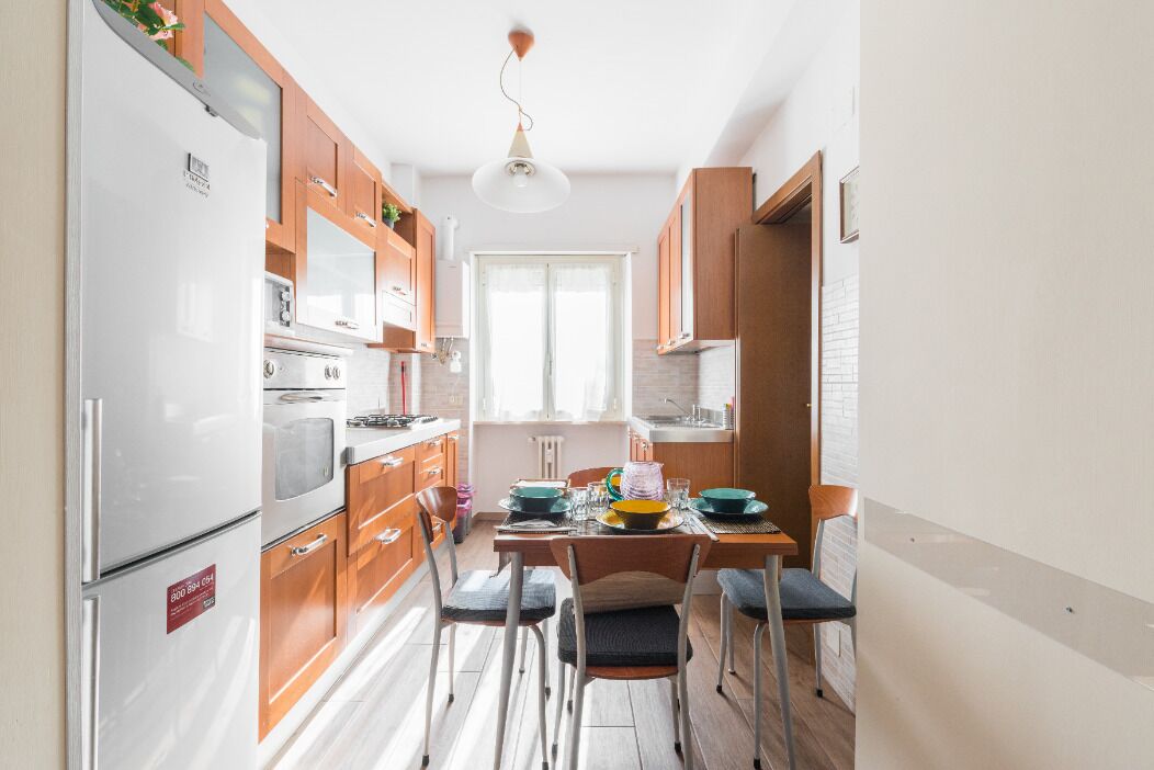 Bro House, hospitality and courtesy 