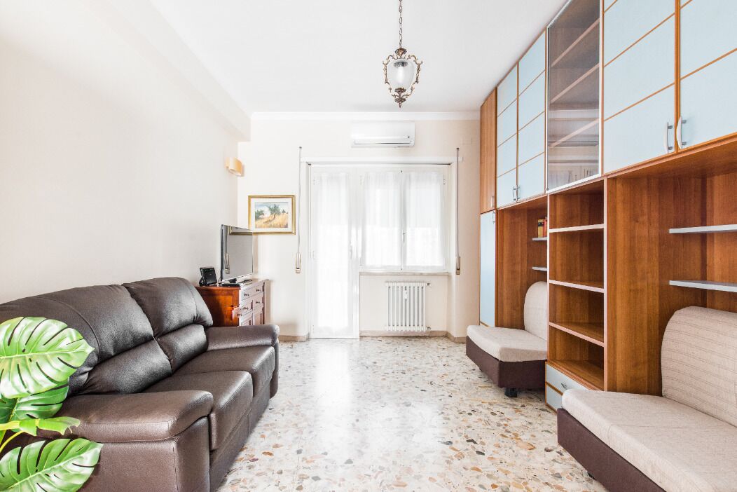 Bro House, hospitality and courtesy 