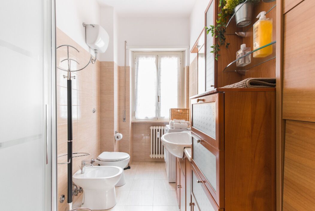 Bro House, hospitality and courtesy 