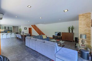 Télévision, cheminée, lecteur de DVD, baby-foot