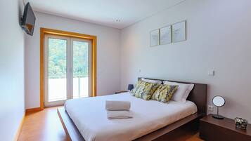 4 soveværelser, skrivebord, strygejern/strygebræt, weekendseng