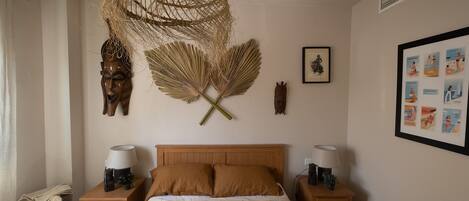 3 habitaciones, tabla de planchar con plancha y cuna de viaje