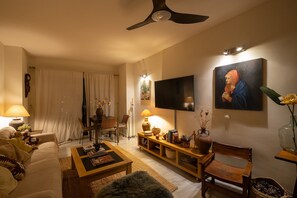 Smart-tv, videospelletjes, een dvd-speler en boeken
