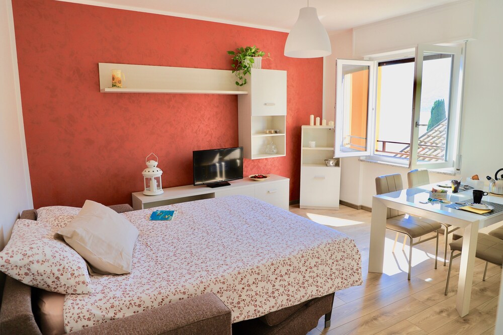 Lara's Home central Varenna