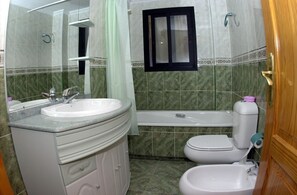Ensemble douche/baignoire, sèche-cheveux, bidet, serviettes fournies