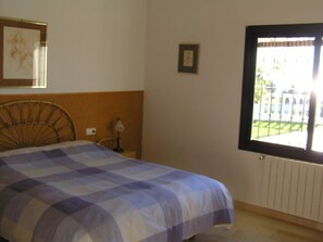 2 chambres, fer et planche à repasser, Wi-Fi, draps fournis