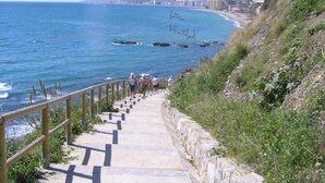 A coastal walkway with a wooden railing, leading to the beach. - BENALMADENA Villa Apartment,close to beach, nice private pool Internet/Wifi (Benalmádena)