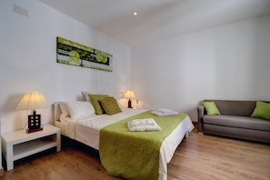 3 bedrooms, iron/ironing board, travel crib, free WiFi - Puerto Banus, Marbella Luxury in centre of port amazing views near golf<br> (Marbella)