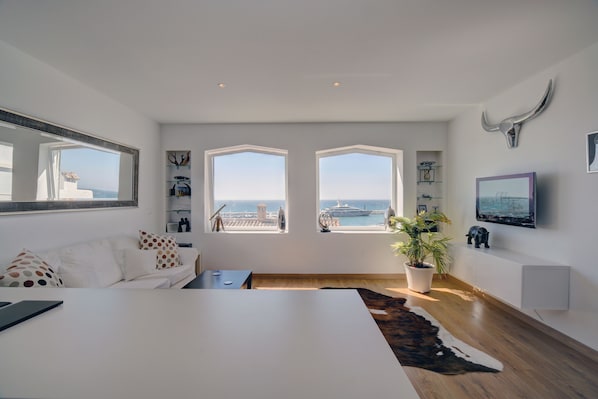 Smart TV, DVD player - Puerto Banus, Marbella Luxury in centre of port amazing views near golf<br> (Marbella)