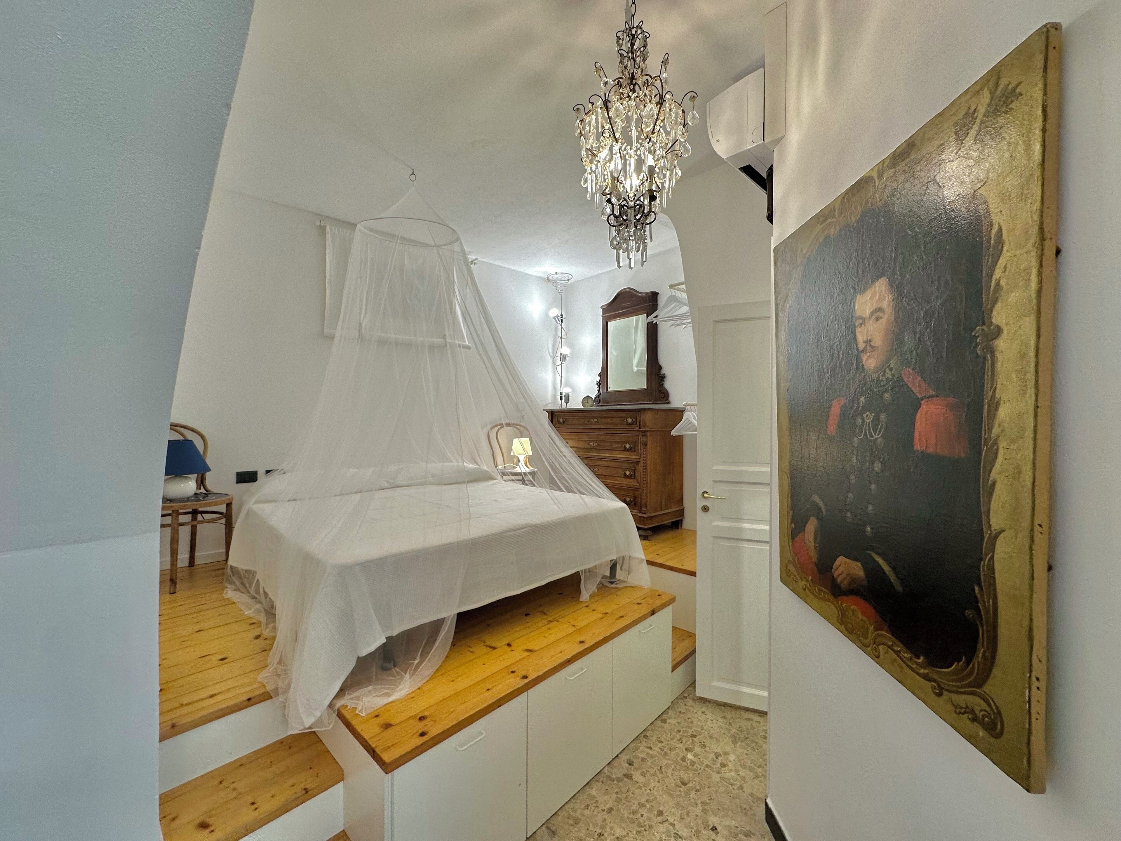 2 habitaciones, tabla de planchar con plancha y cuna de viaje 