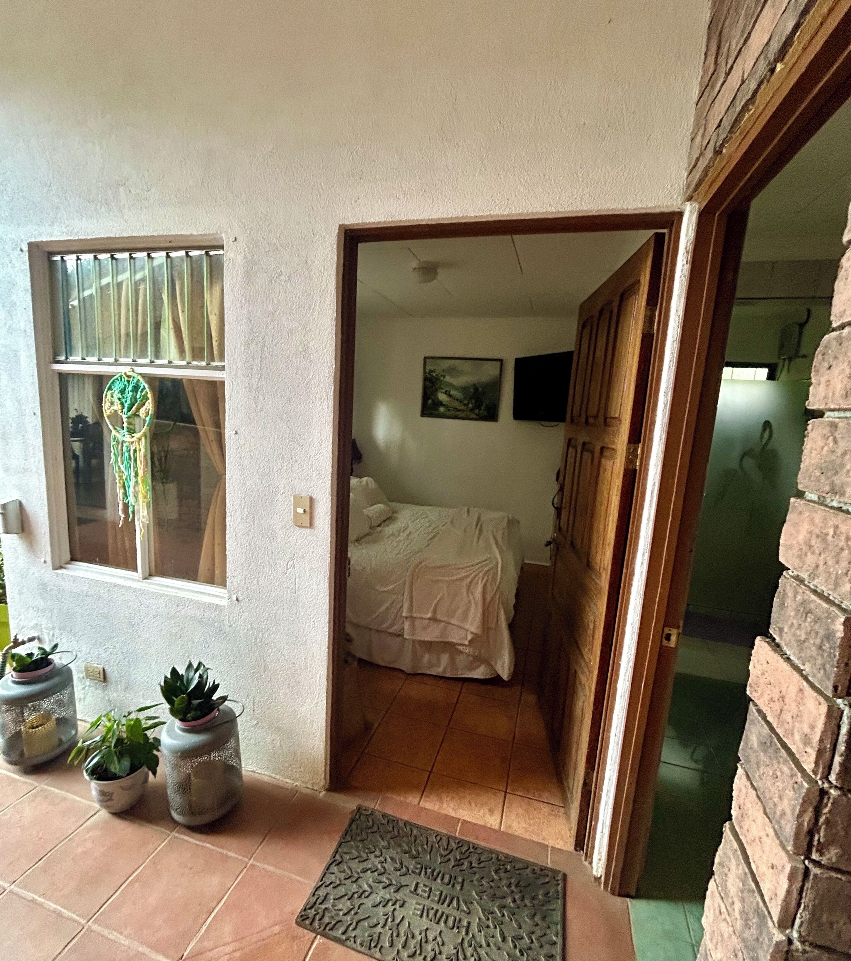 1 habitación, tabla de planchar con plancha, wifi gratis y ropa de cama 