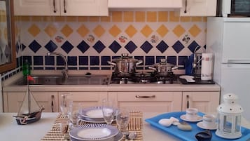 Geladeira, micro-ondas, fogĂŁo, cooktop