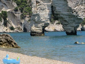 Playa en los alrededores y camastros 