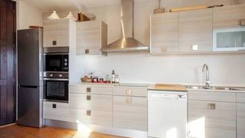 Een koelkast, een magnetron, een oven, een kookplaat