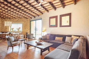 TV, lareira, DVD player, livros