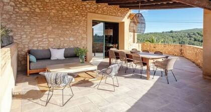 10 minutes by car from Sitges. Masia La Torre. Authentic. Charm. Nature.