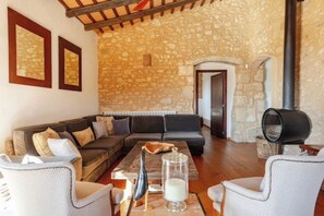 TV, lareira, DVD player, livros