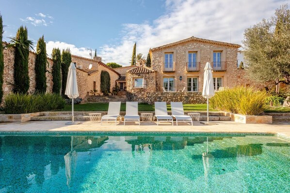 Outdoor pool, pool loungers