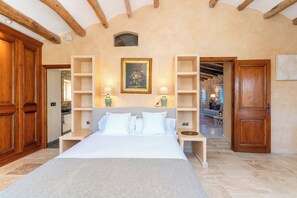 5 bedrooms, desk, iron/ironing board, free WiFi