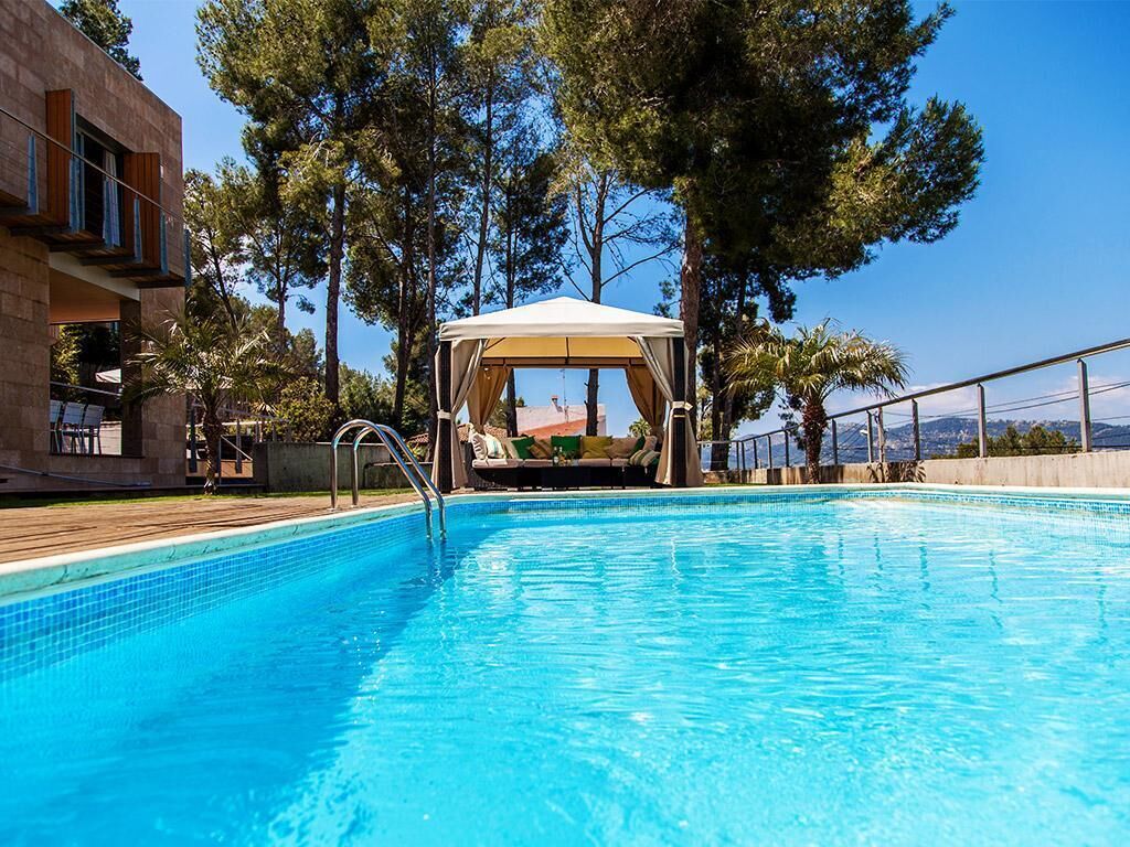 Villa Sitges Los Pinos, 10 minutes from Sitges/Car. A/C. Exceptional exteriors.