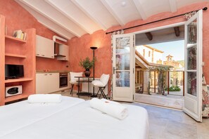 5 bedrooms, desk, iron/ironing board, free WiFi