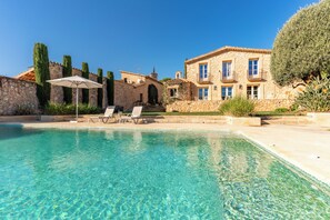 Piscine extérieure, chaises longues