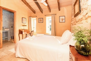 5 bedrooms, desk, iron/ironing board, free WiFi