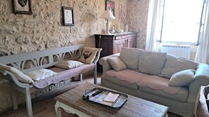 تلفزيون، مدفأة، مشغل دي في دي، كرة قدم الطاولة