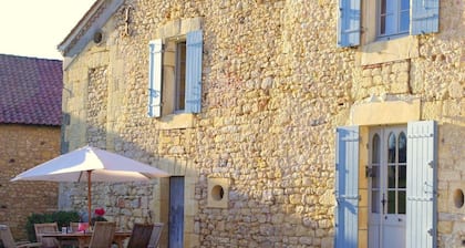 Old 19th-century Périgord farm with a spa