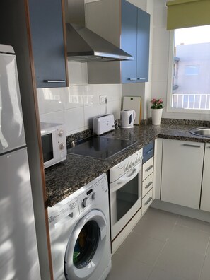 Frigorifero, microonde, forno, piano cottura