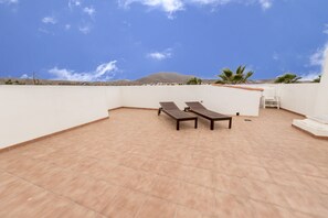 Terrace/patio - 60sq.m Roof Solarium, 50sq.m Rear Terrace: BBQ, Fibre WiFi, TV (BBC, SKY sports) (Corralejo)