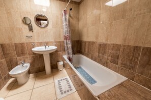 Ducha y bañera combinadas, secador de pelo, bidé y toallas
