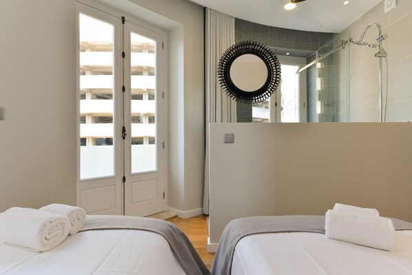 4 bedrooms, iron/ironing board, free WiFi, bed sheets