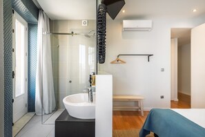Shower, hair dryer, towels - Feel Porto Merlot Townhouse (Oporto)